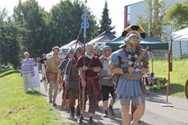 Gruppe von Römischen Darstellern mit historischen Gewändern bei einem Festzug