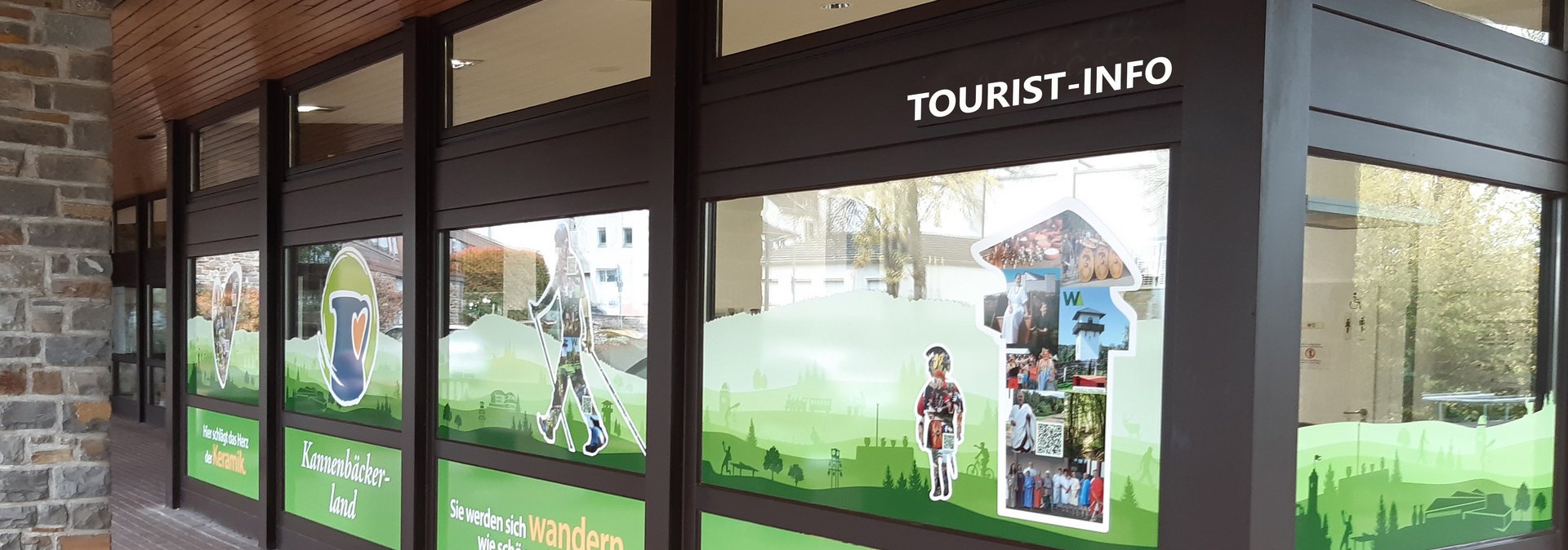 Schaufenster der Tourist-Info mit Grafiken und Informationen über den Limes