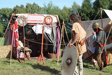 Zeltlager-Szene mit Reenactment-Darstellern im Freien