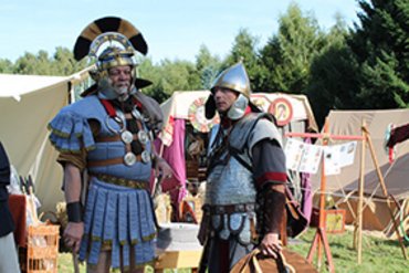 Zwei römische Soldaten in historischer Kleidung auf einem Fest