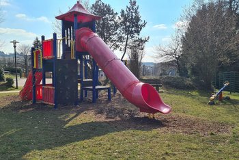 Klettergerüst mit Rutsche