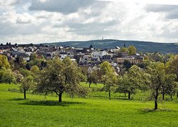 Die Keramikstadt Höhr-Grenzhausen am Fuße des Köppels.